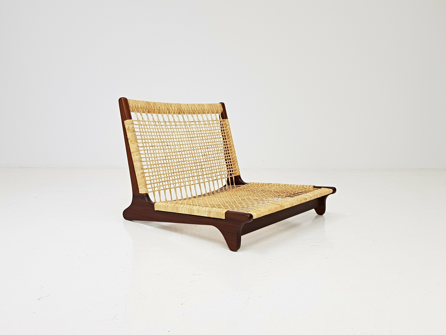 Lowered Relax Teak Wood Chair with Textile Fine Knitting